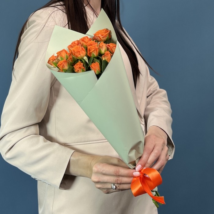 5 кустовых оранжевых роз Чарминг Бейб 40 см