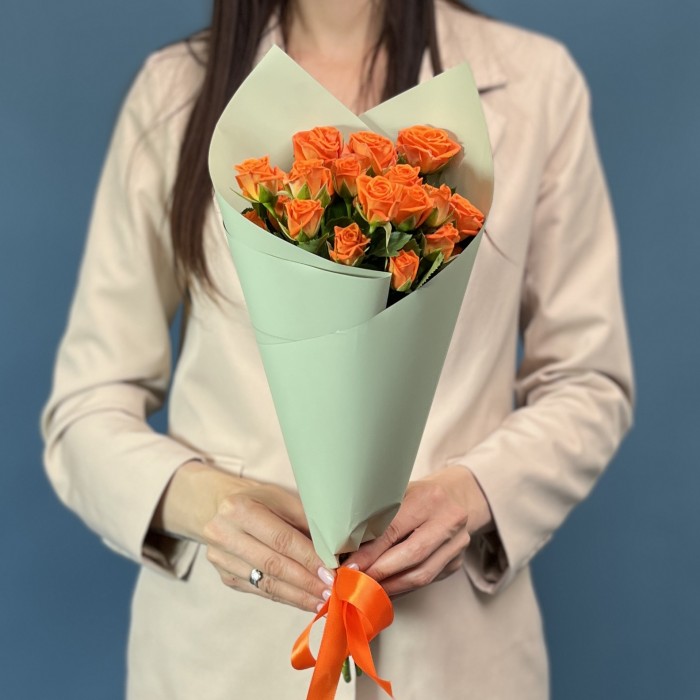 5 кустовых оранжевых роз Чарминг Бейб 40 см