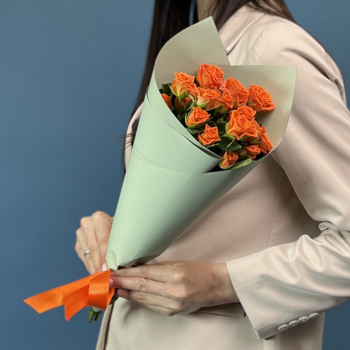 5 кустовых оранжевых роз Чарминг Бейб 40 см