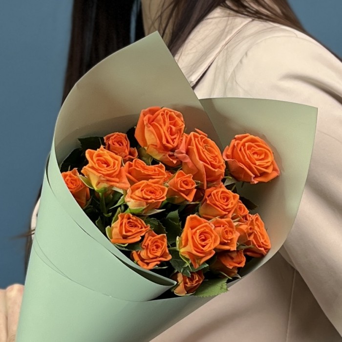 5 кустовых оранжевых роз Чарминг Бейб 40 см