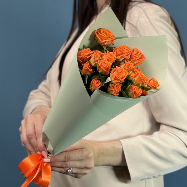 5 кустовых оранжевых роз Чарминг Бейб 40 см