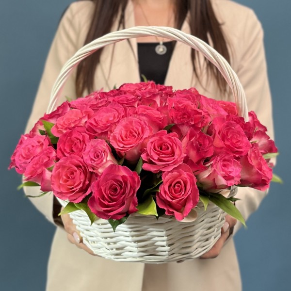 51 роза Дабл Дейт в корзине