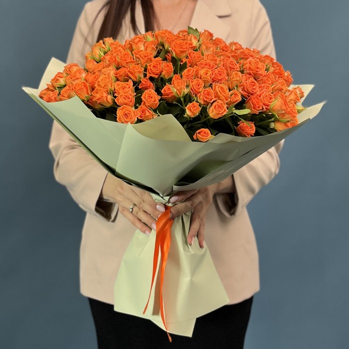 51 кустовая оранжевая роза Чарминг Бейб 40 см