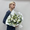 25 белых фрезий с эвкалиптом