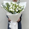 25 белых фрезий с эвкалиптом