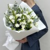 25 белых фрезий с эвкалиптом