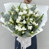 25 белых фрезий с эвкалиптом