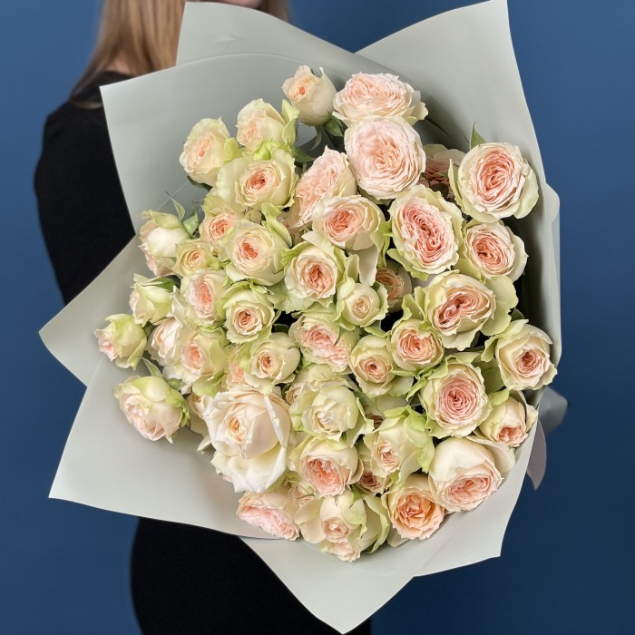15 кустовых персиково-зеленых роз Павлова 50 см