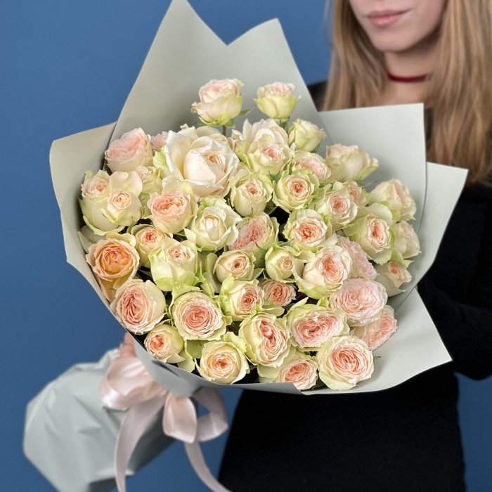 15 кустовых персиково-зеленых роз Павлова 50 см
