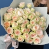 15 кустовых персиково-зеленых роз Павлова 50 см