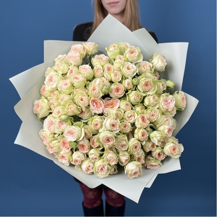 25 кустовых персиково-зеленых роз Павлова 50 см