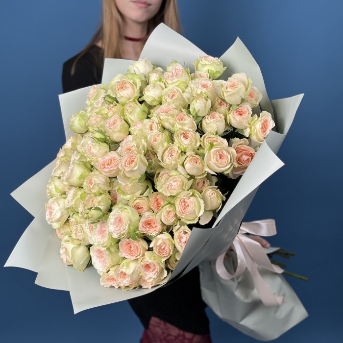 25 кустовых персиково-зеленых роз Павлова 50 см