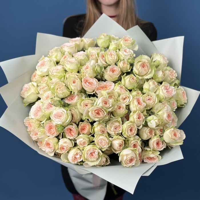 25 кустовых персиково-зеленых роз Павлова 50 см