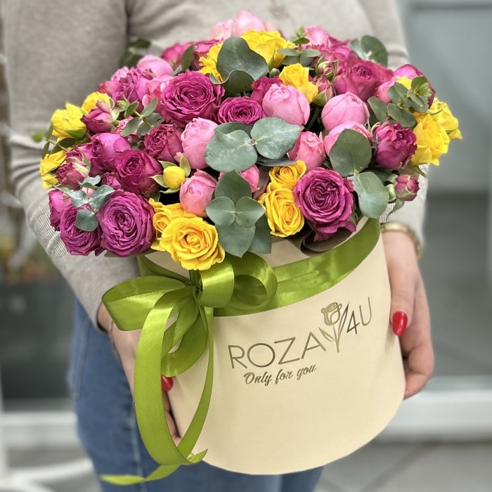 Яркая композиция в коробке с кустовыми розами