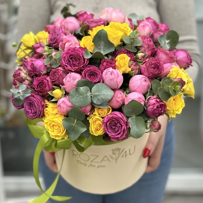 Яркая композиция в коробке с кустовыми розами