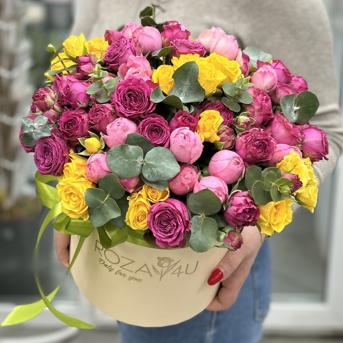 Яркая композиция в коробке с кустовыми розами