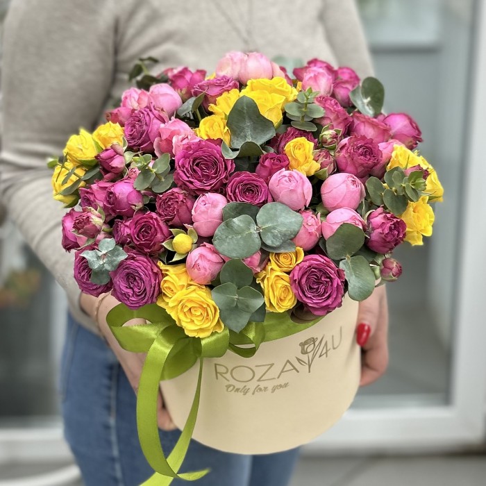 Яркая композиция в коробке с кустовыми розами