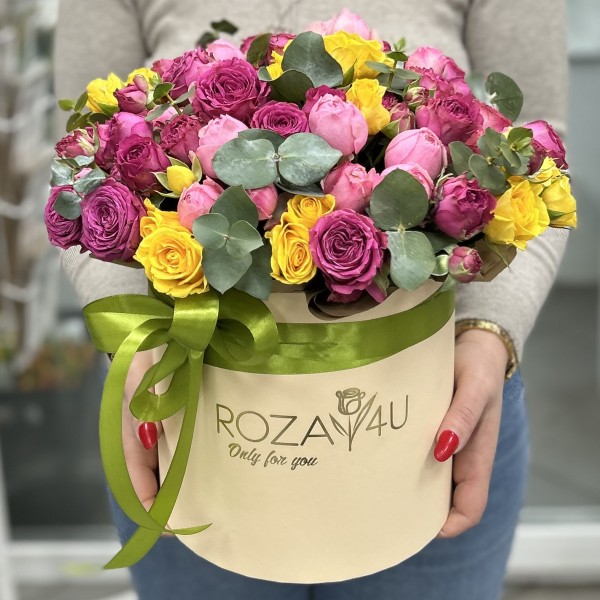 Яркая композиция в коробке с кустовыми розами