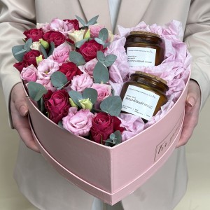 Букет дня в коробке с розами Лето