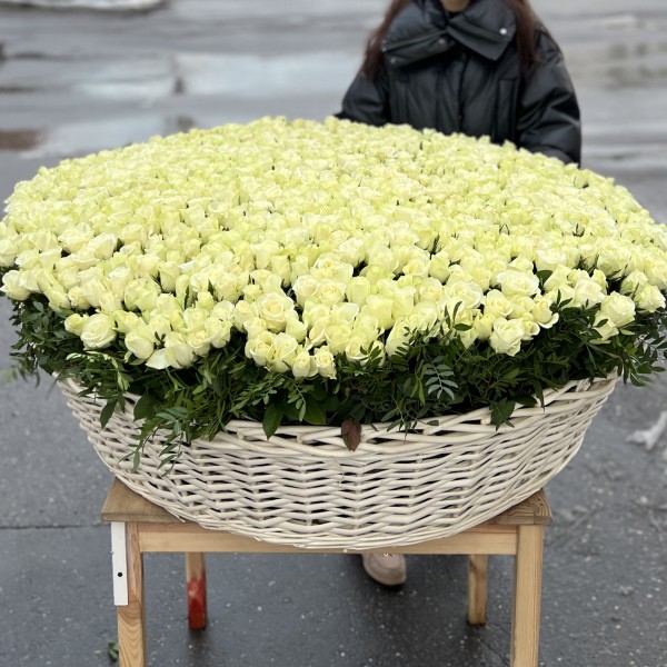 1001 нежная белая роза в корзине