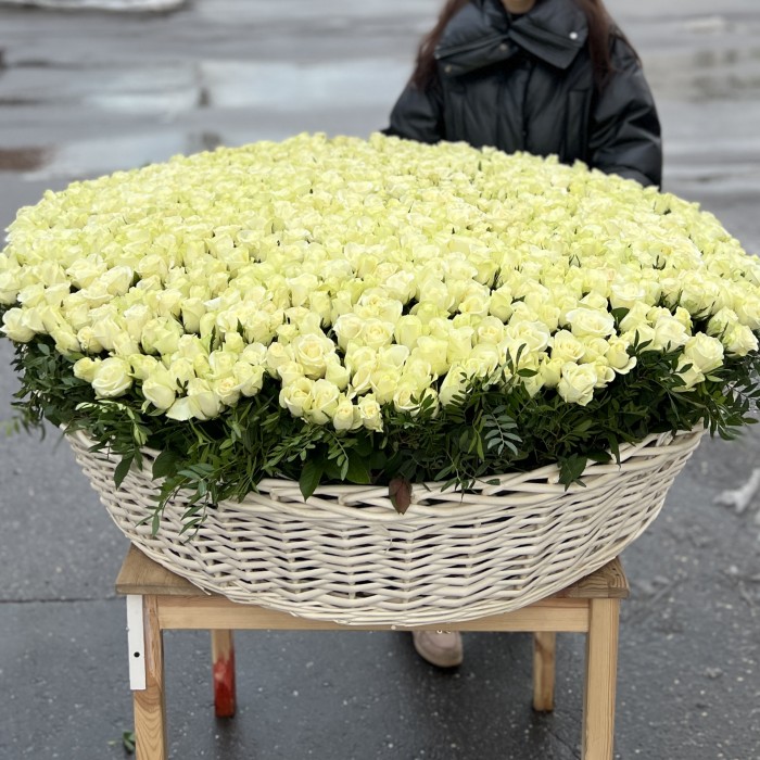 1001 нежная белая роза в корзине