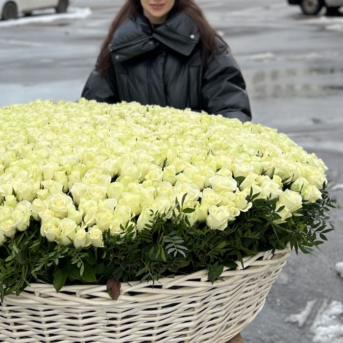 1001 нежная белая роза в корзине