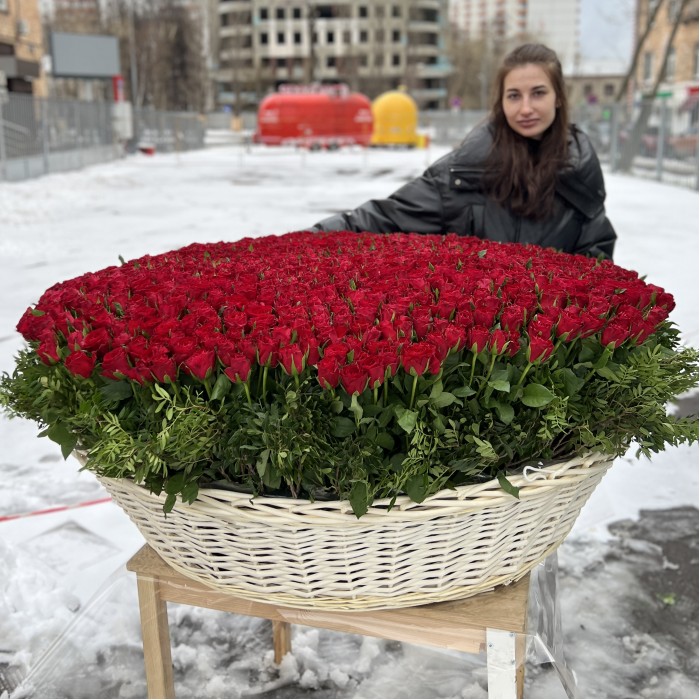 1001 яркая красная роза в корзине