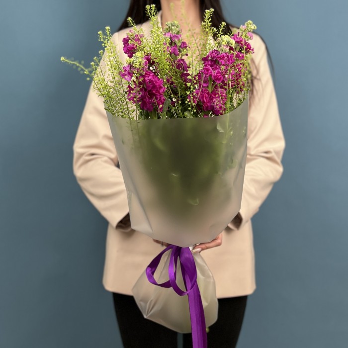 Букет из пяти малиновых маттиол с гринбелом