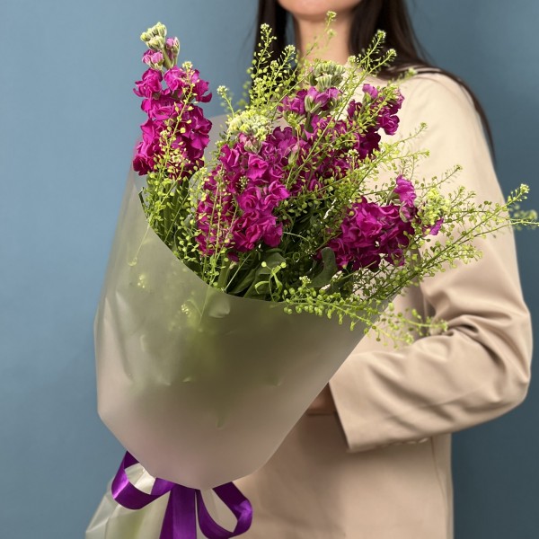 Букет из пяти малиновых маттиол с гринбелом