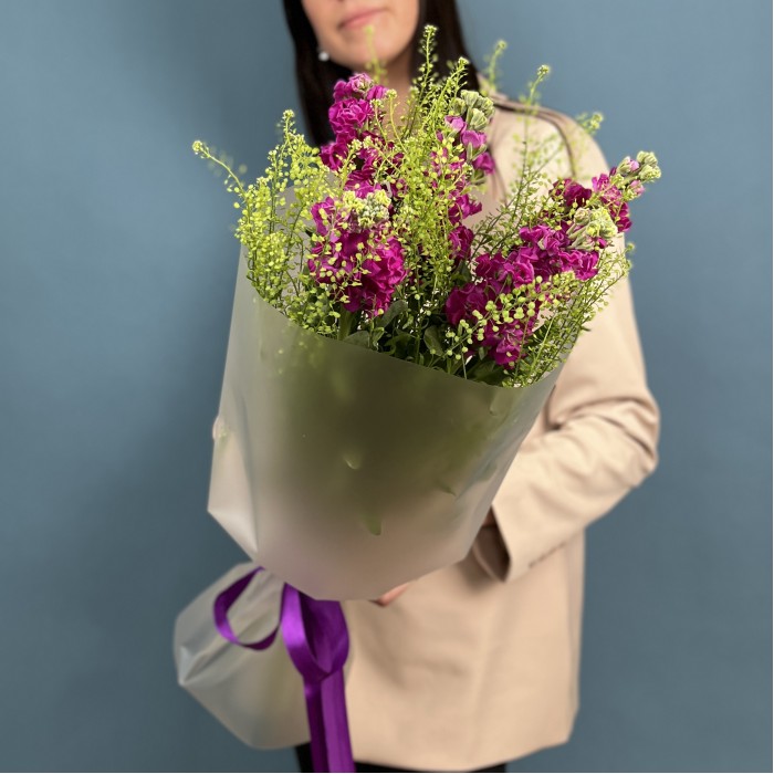 Букет из пяти малиновых маттиол с гринбелом