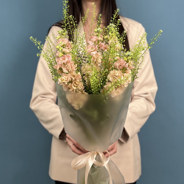 Букет из пяти персиковых маттиол с гринбелом