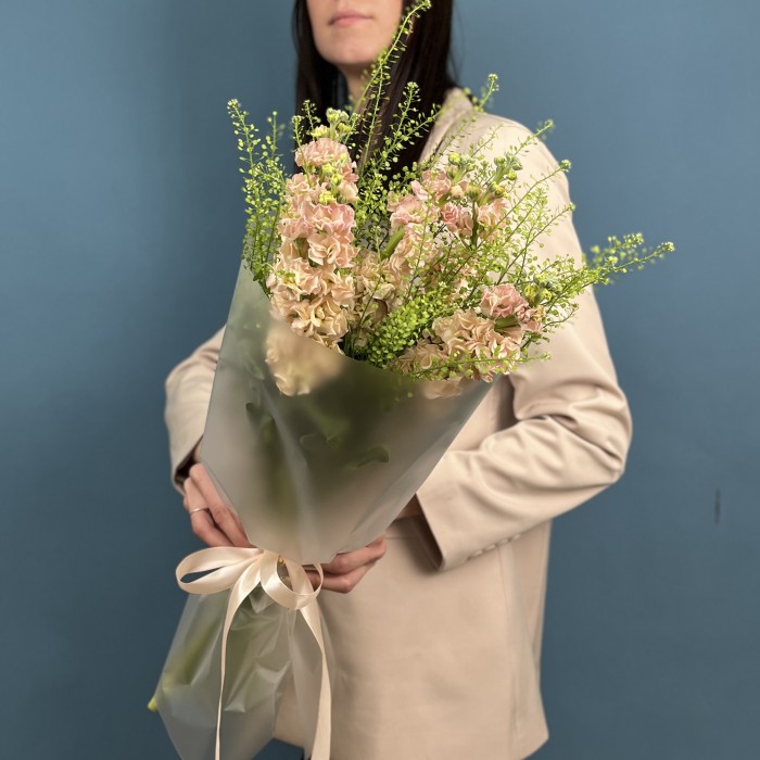 Букет из пяти персиковых маттиол с гринбелом