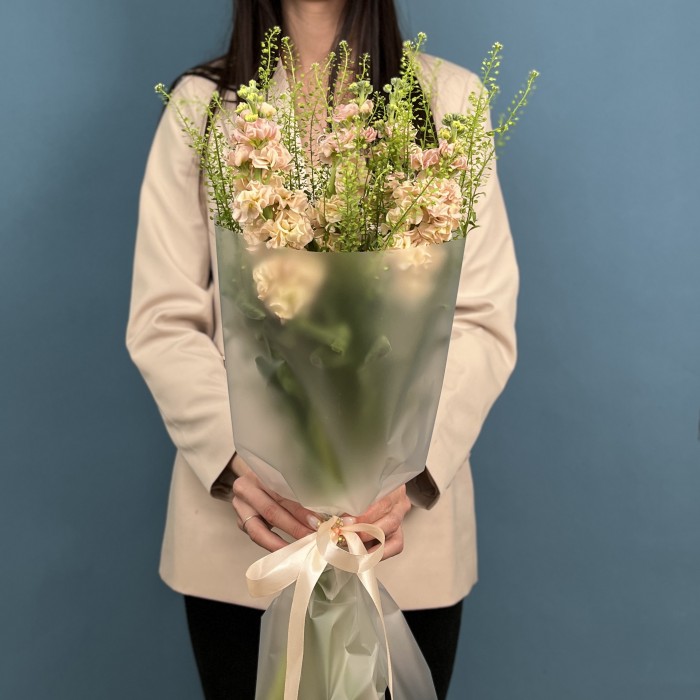 Букет из пяти персиковых маттиол с гринбелом