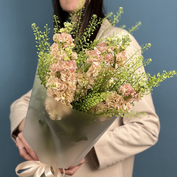 Букет из пяти персиковых маттиол с гринбелом