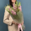 Букет из пяти розовых маттиол с гринбелом