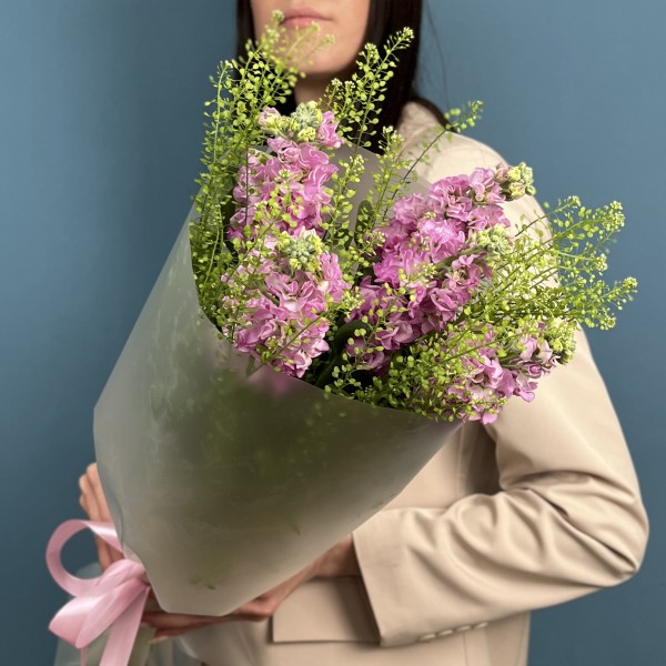 Букет из пяти розовых маттиол с гринбелом