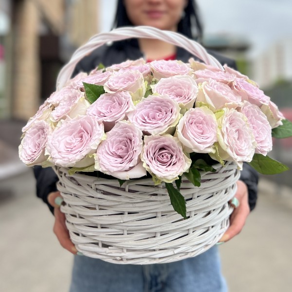 51 нежная сиреневая роза в корзине