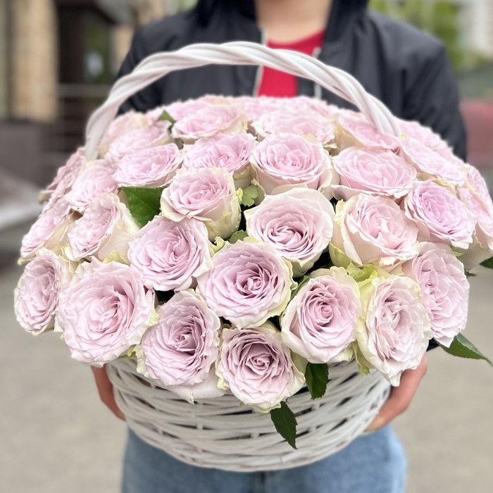 51 нежная сиреневая роза в корзине