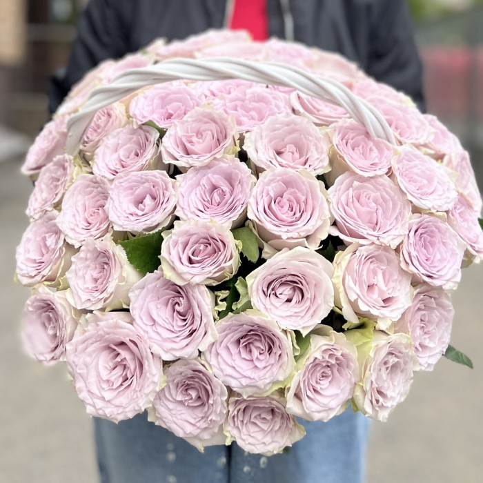 51 нежная сиреневая роза в корзине