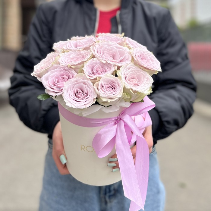 15 нежных сиреневых роз в коробке