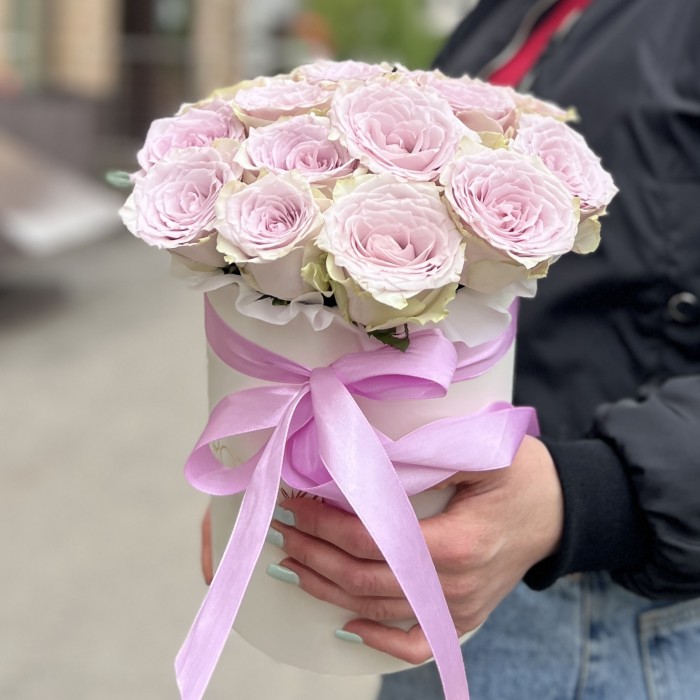 15 нежных сиреневых роз в коробке