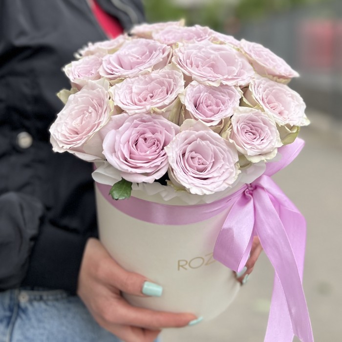 15 нежных сиреневых роз в коробке