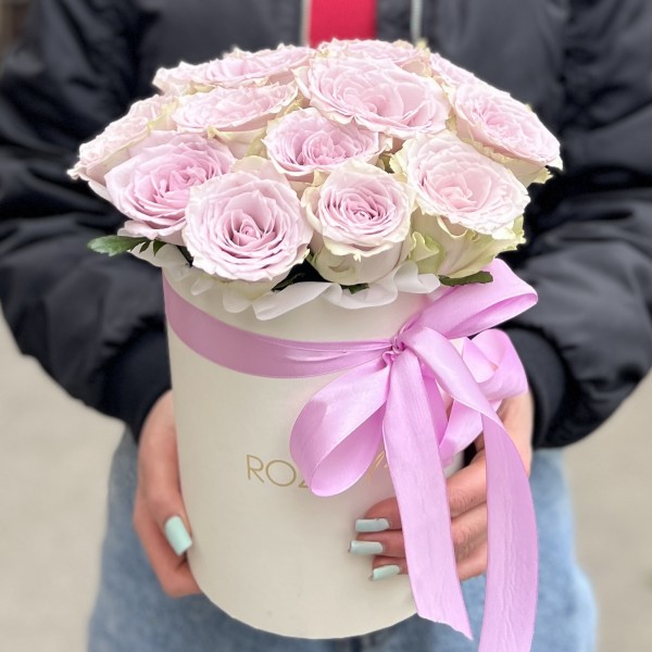 15 нежных сиреневых роз в коробке