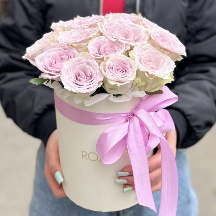 15 нежных сиреневых роз в коробке