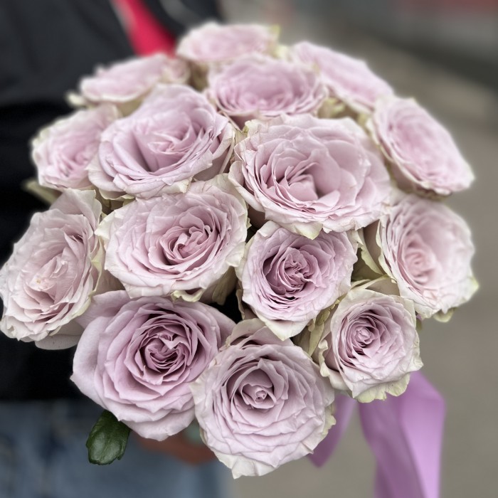 15 нежных сиреневых роз в коробке