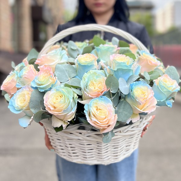 25 нежных радужных роз в корзине