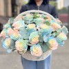 25 нежных радужных роз в корзине