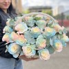 25 нежных радужных роз в корзине