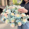 25 нежных радужных роз в корзине