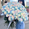 101 радужная розово-бело-голубая роза 60 см